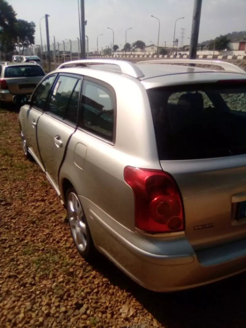 Toyota Avensis   - 2005