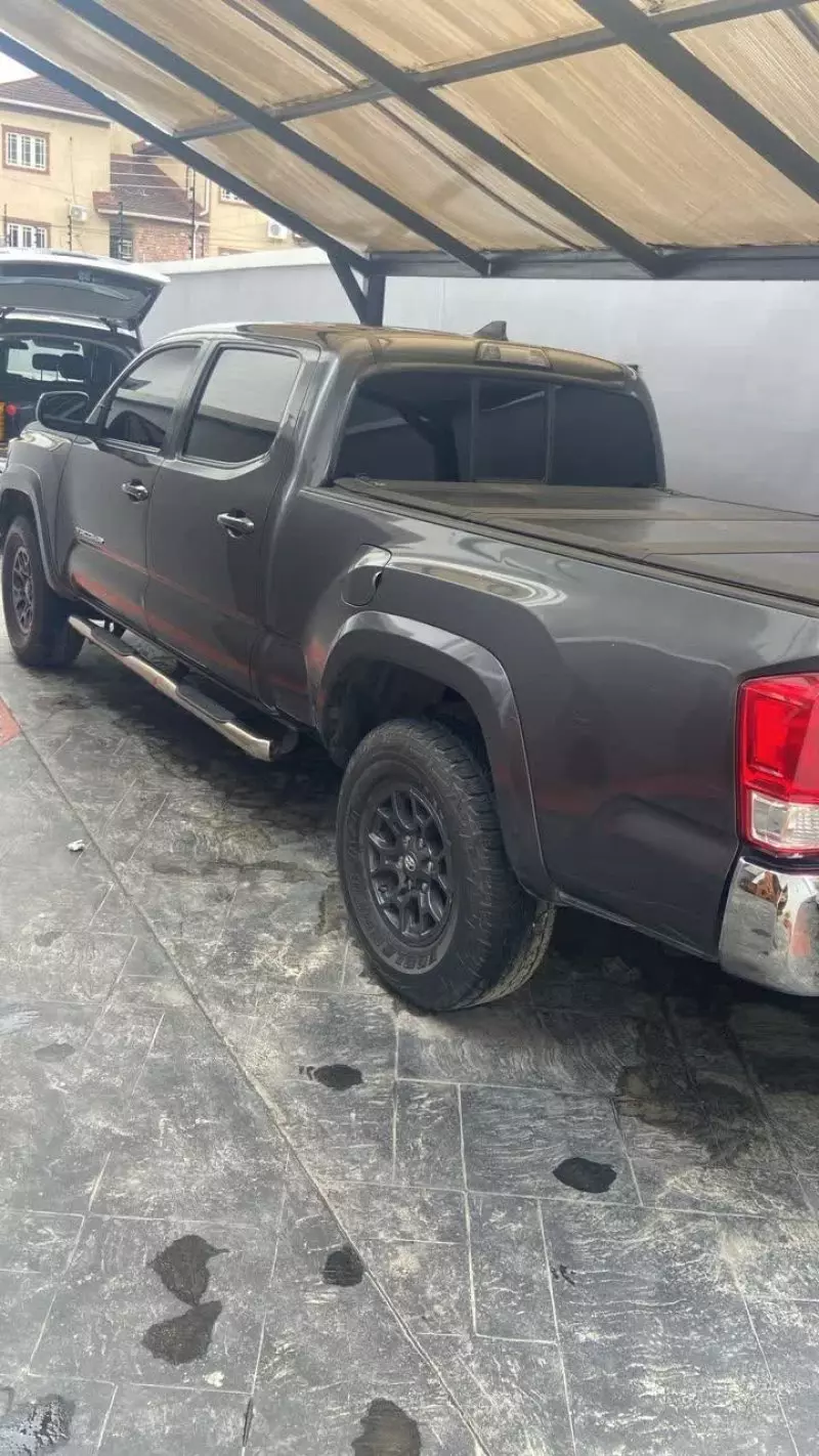 Toyota Tacoma   - 2017