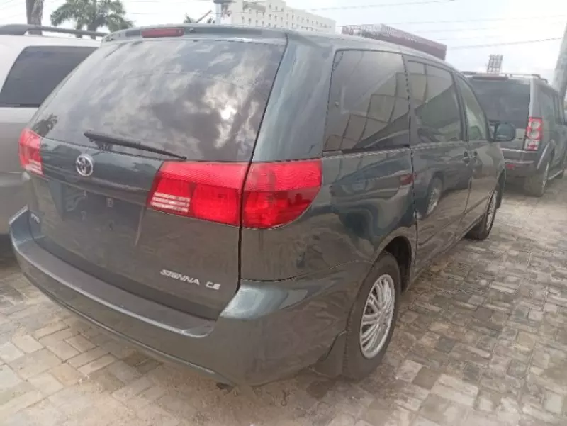 Toyota Sienna   - 2004