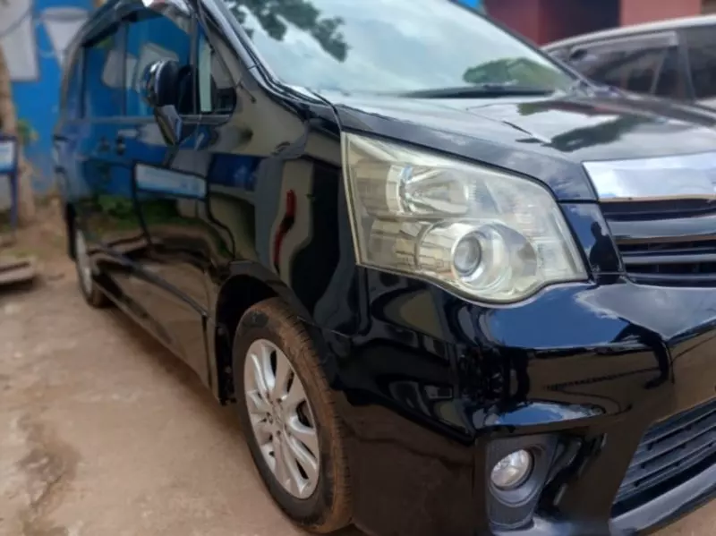 Toyota Noah   - 2012