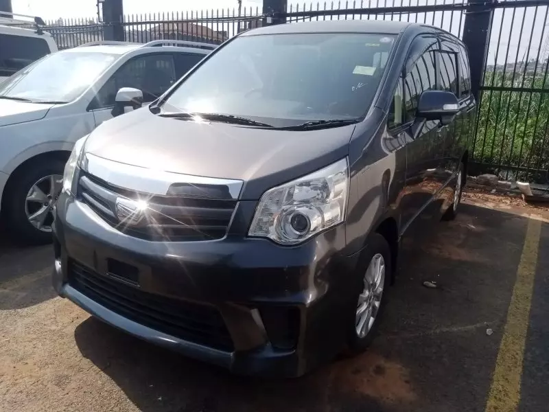 Toyota Noah   - 2012