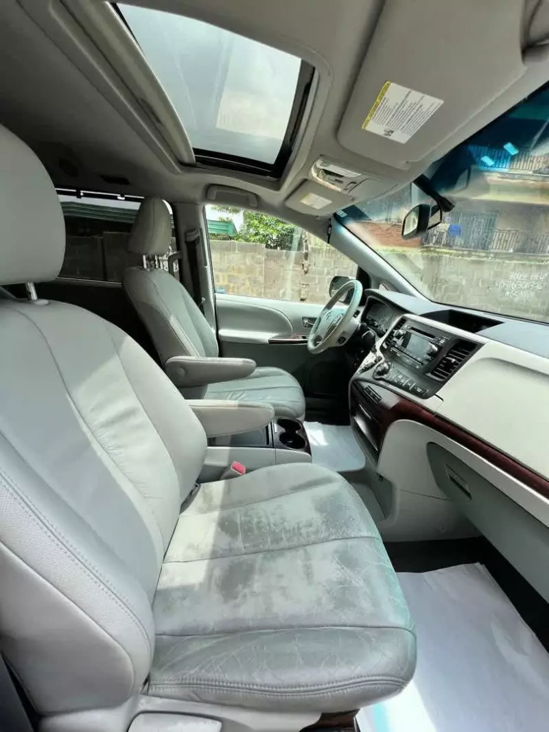 Toyota Sienna   - 2011