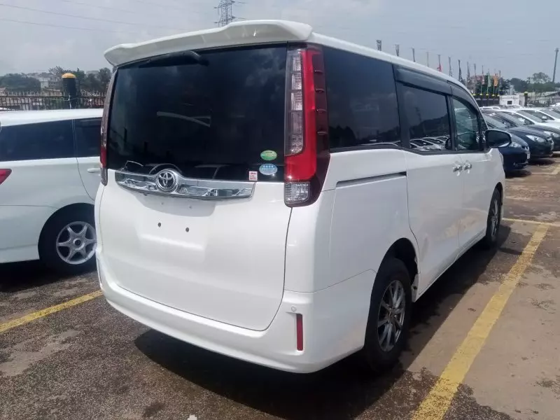 Toyota Noah   - 2014