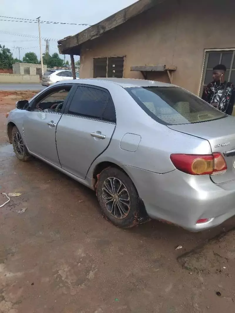Toyota corolla   - 2010