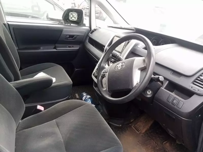 Toyota Noah   - 2012