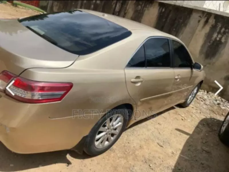 Toyota Camry   - 2010