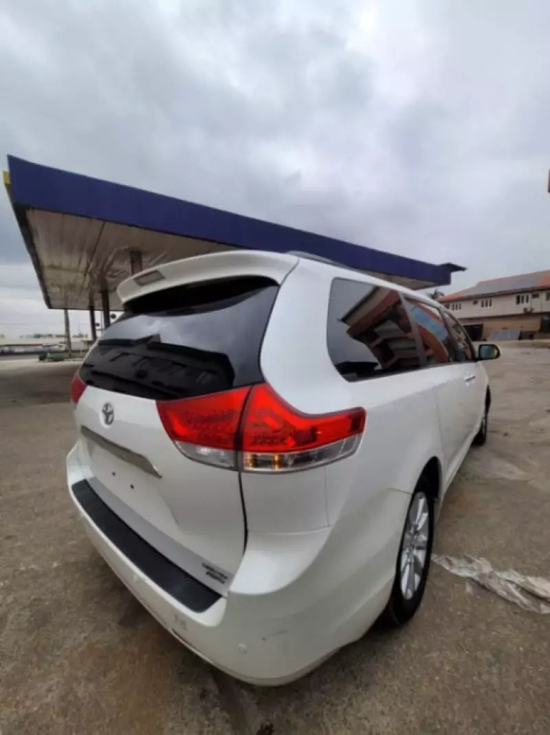 Toyota Sienna   - 2012