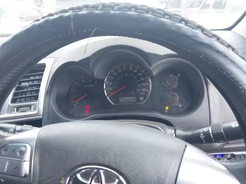 Toyota Hilux   - 2015
