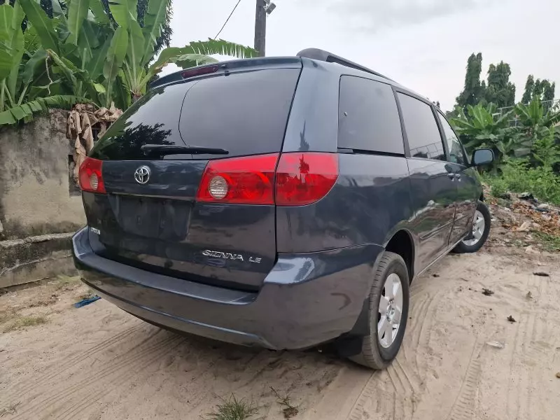 Toyota Sienna   - 2009