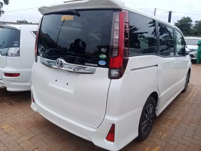 Toyota Noah   - 2015