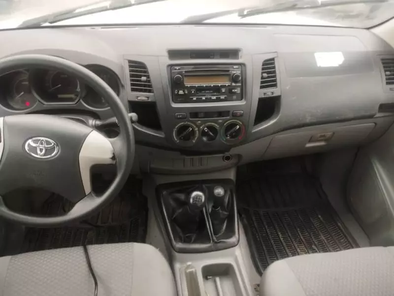 Toyota Hilux    - 2010