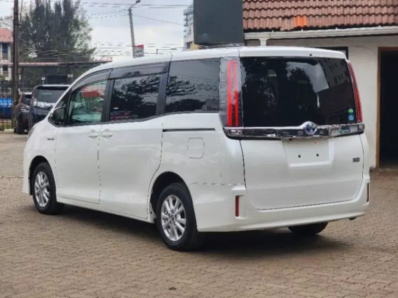 Toyota Noah   - 2018