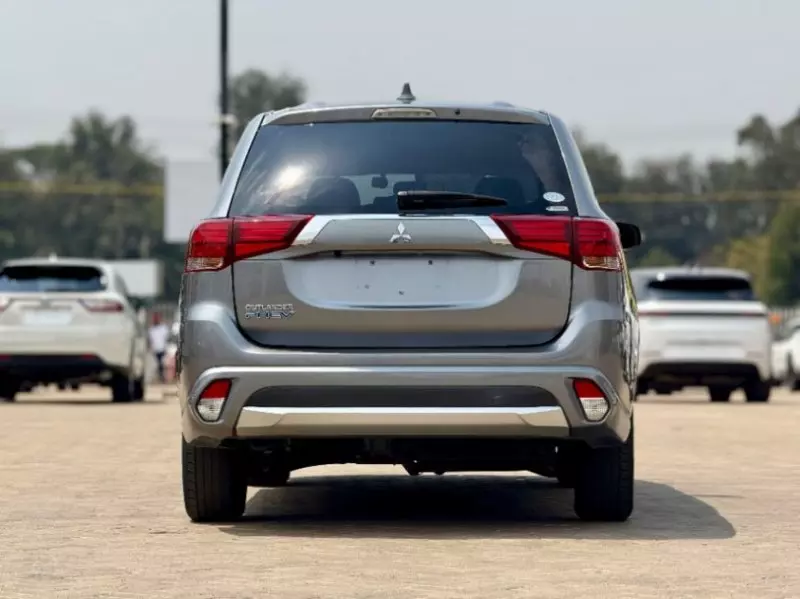 Mitsubishi Outlander hybrid    - 2017