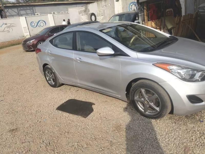 Hyundai Elantra   - 2011