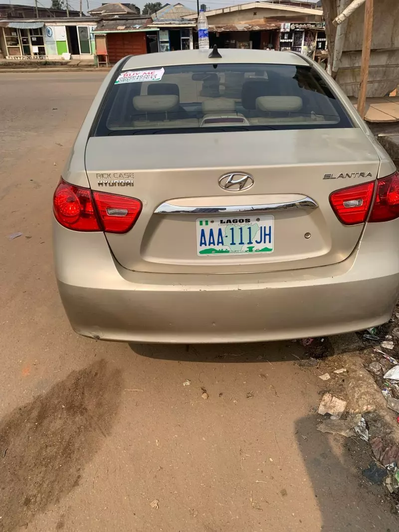 Hyundai Elantra   - 2010