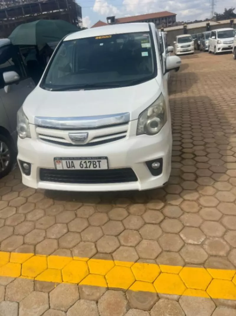 Toyota Noah   - 2011