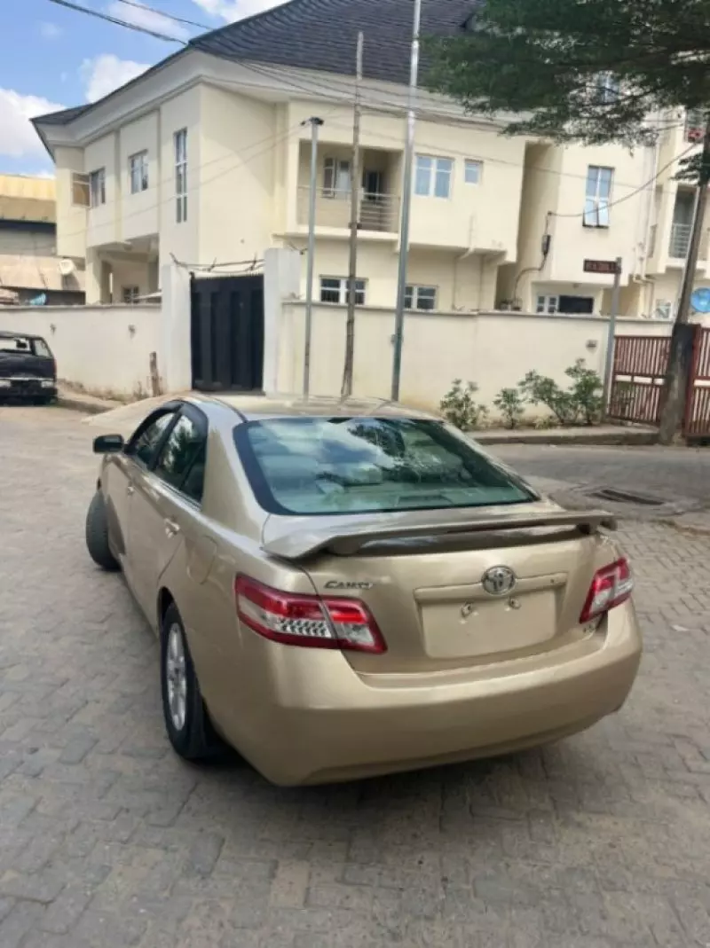 Toyota Camry   - 2011