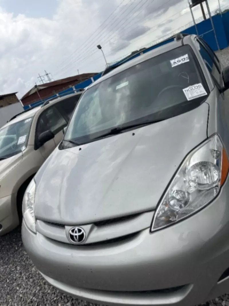 Toyota Sienna   - 2007