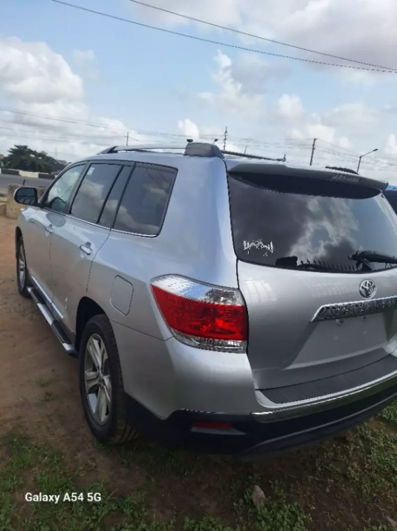 Toyota Highlander   - 2011