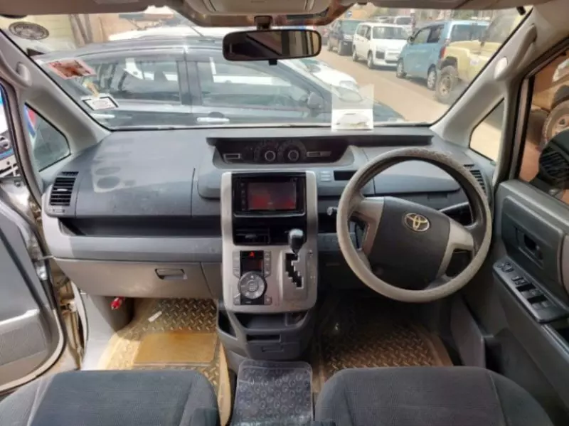 Toyota Noah   - 2008