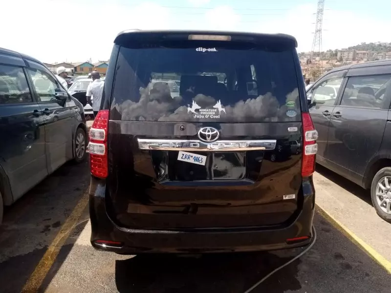 Toyota Noah   - 2012