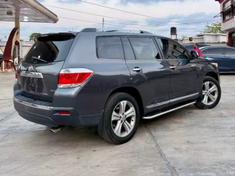 Toyota Highlander   - 2012