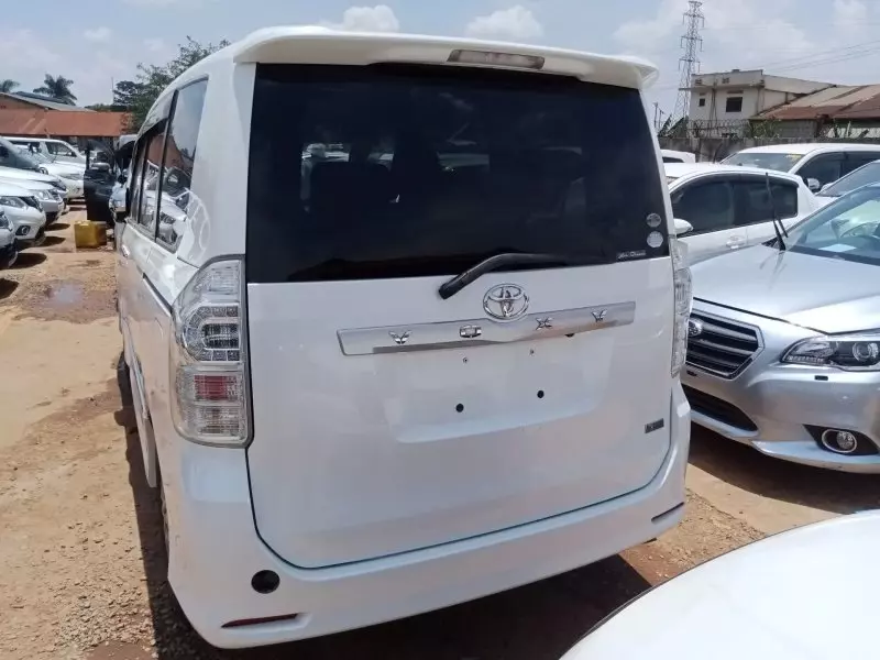Toyota Noah   - 2012