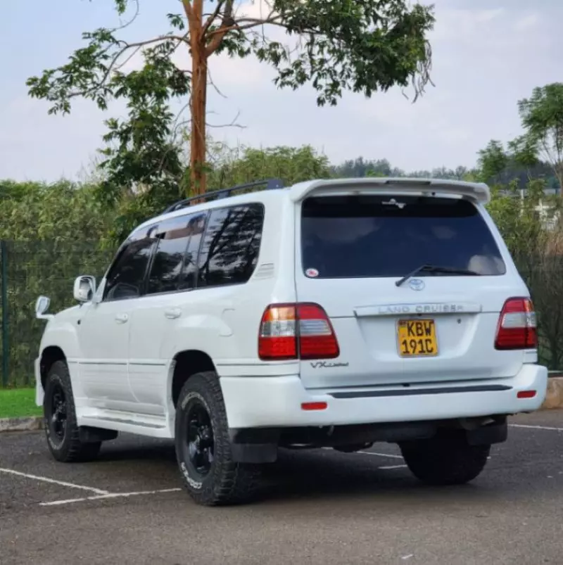 Toyota Landcruiser  V8   - 2005