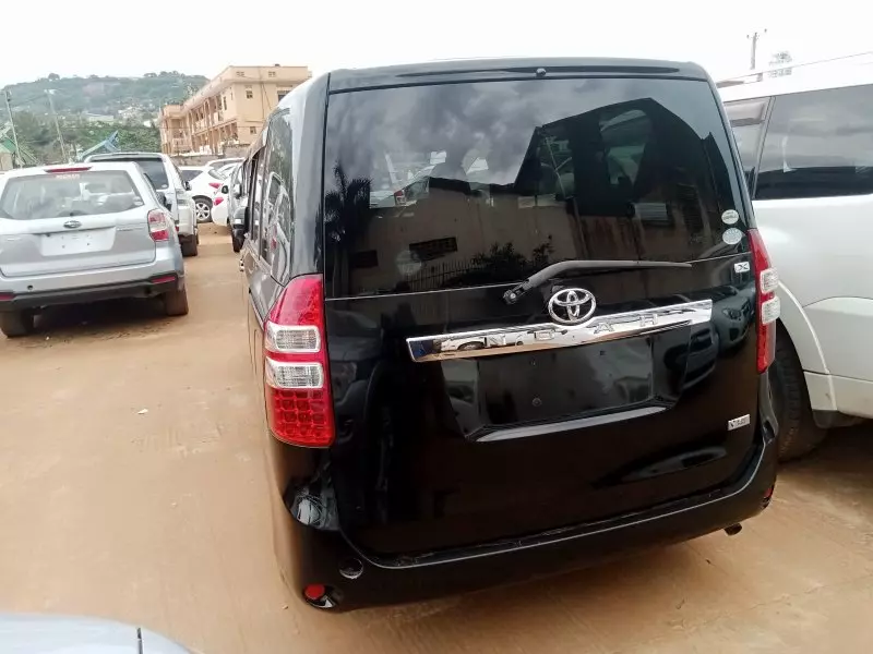 Toyota Noah   - 2012