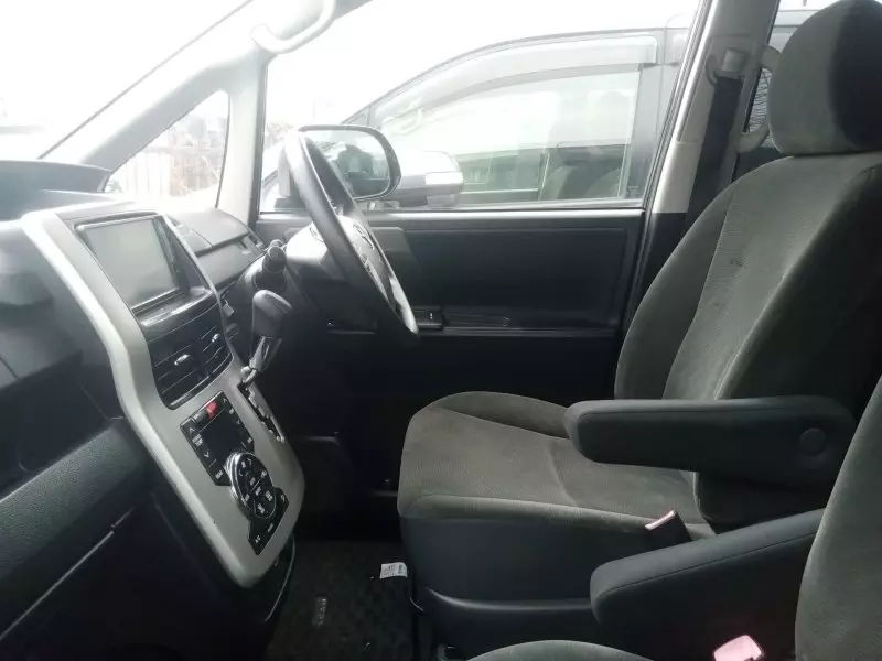 Toyota Noah   - 2010