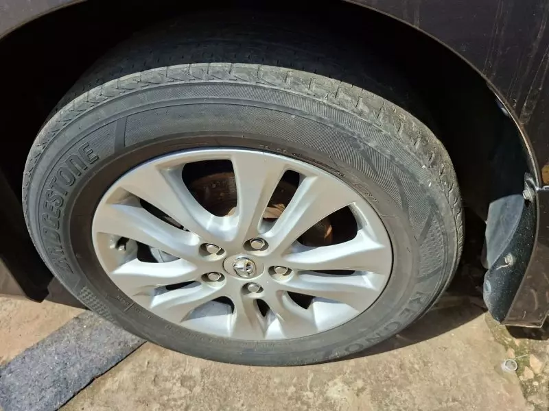 Toyota Noah   - 2012