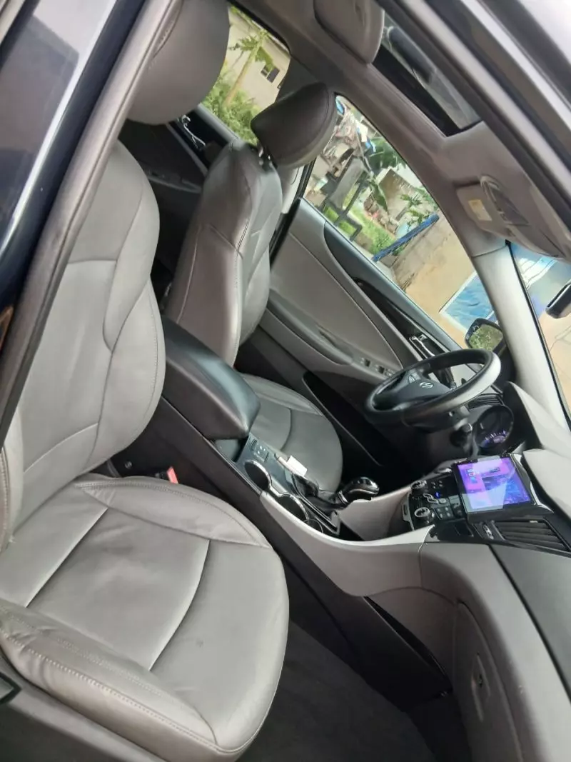 Hyundai Sonata   - 2011