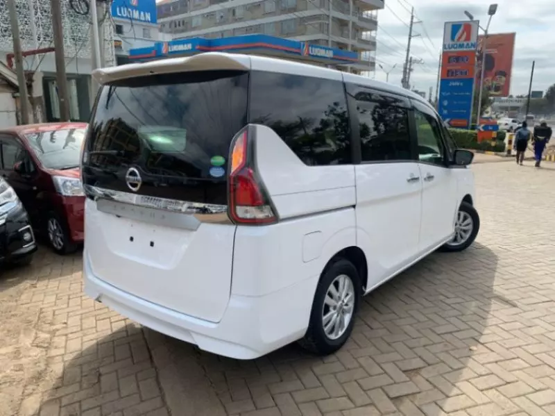Nissan Serena   - 2018