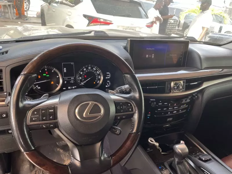 Lexus LX 570   - 2017