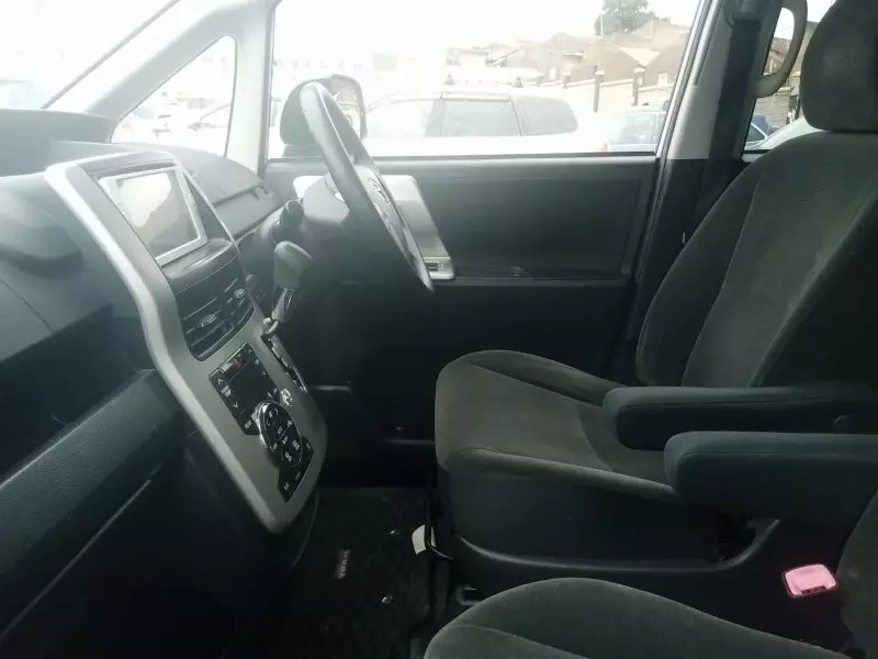 Toyota Noah   - 2012
