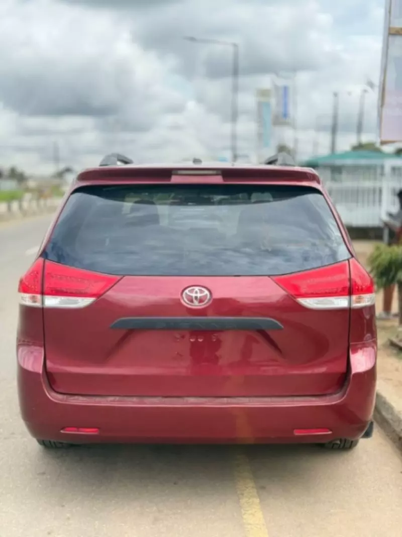Toyota Sienna   - 2011
