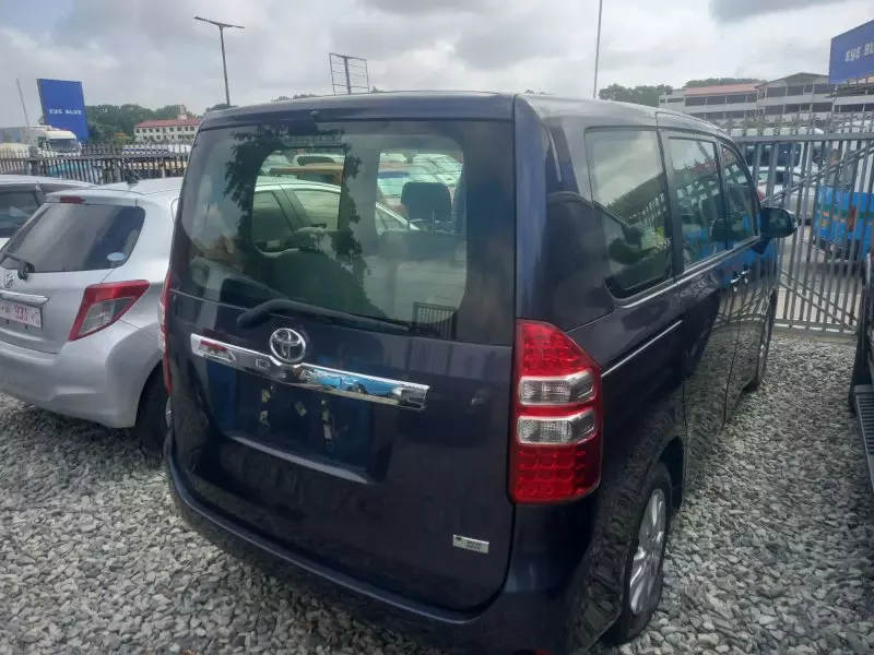 Toyota Noah   - 2014