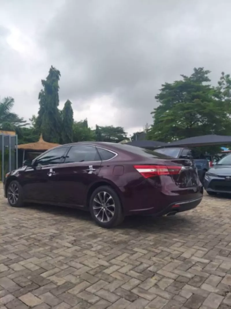 Toyota Avalon   - 2017