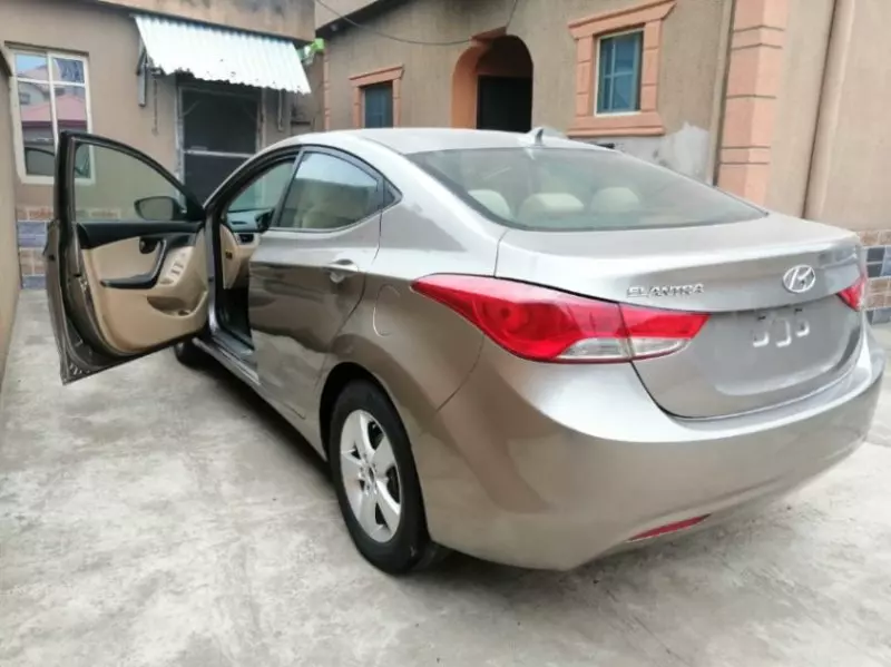 Hyundai Elantra   - 2011