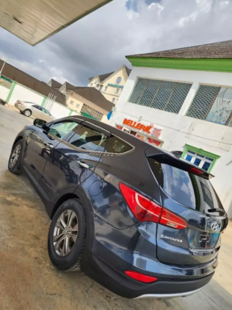 Hyundai Santa Fe   - 2013