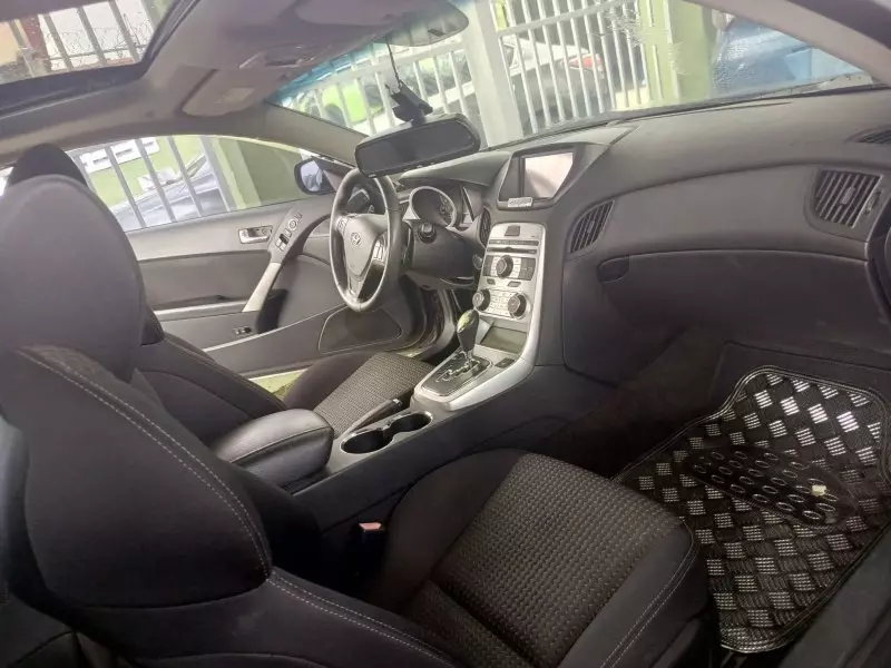 Hyundai Genesis   - 2010