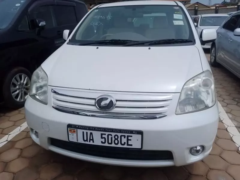 Toyota Raum    - 2010