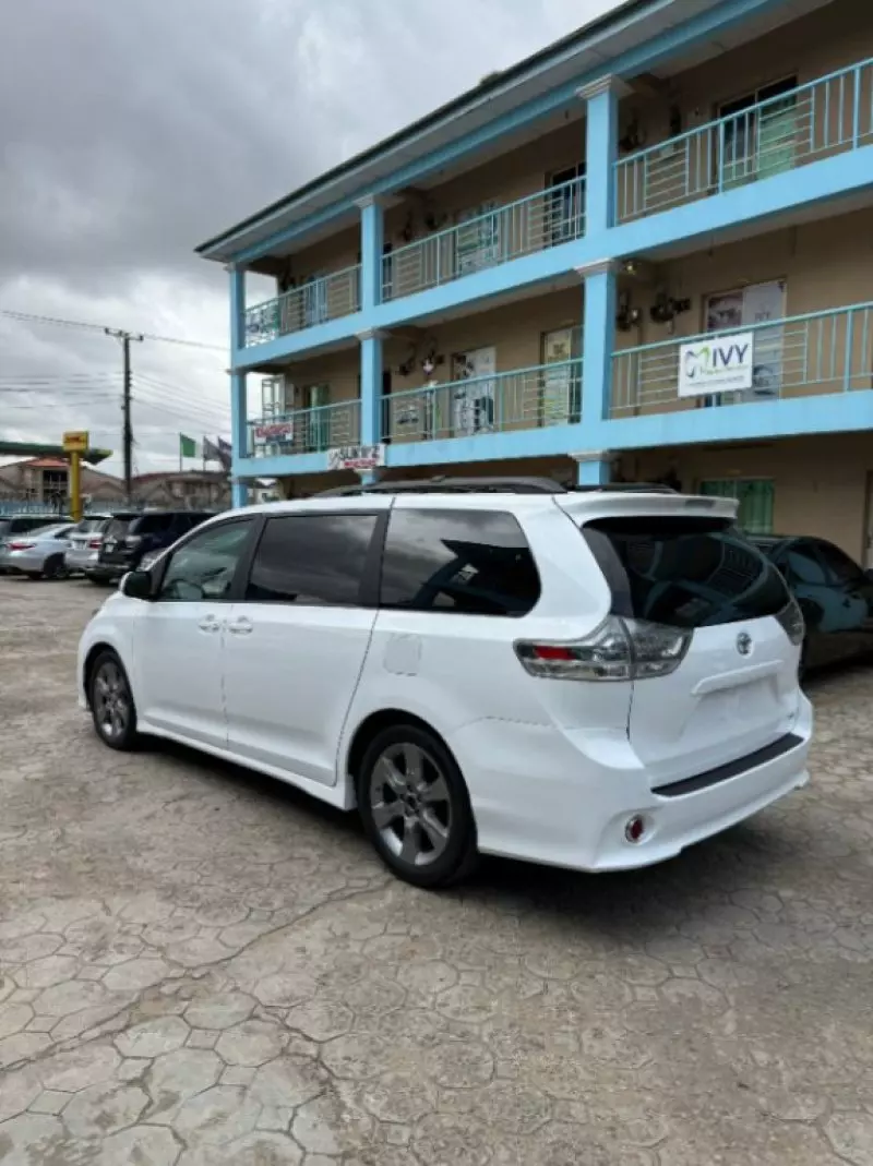 Toyota Sienna   - 2012