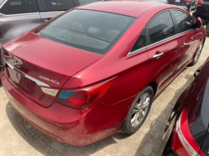 Hyundai Sonata   - 2011