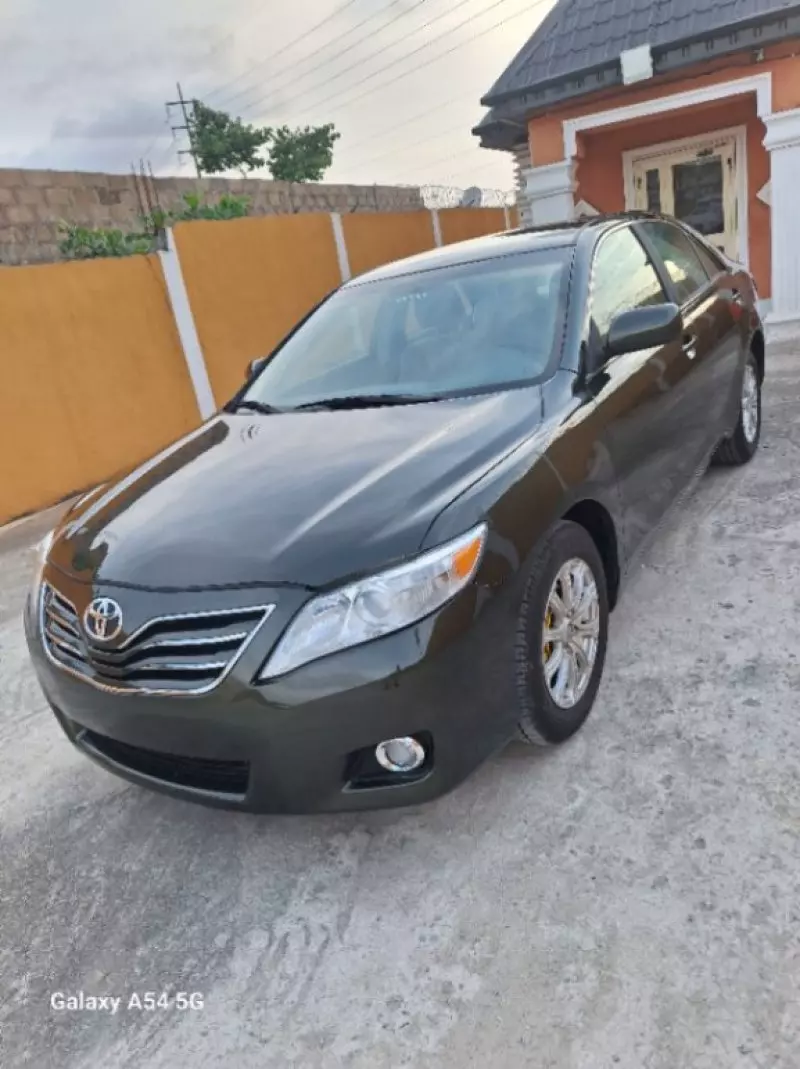 Toyota Camry   - 2011