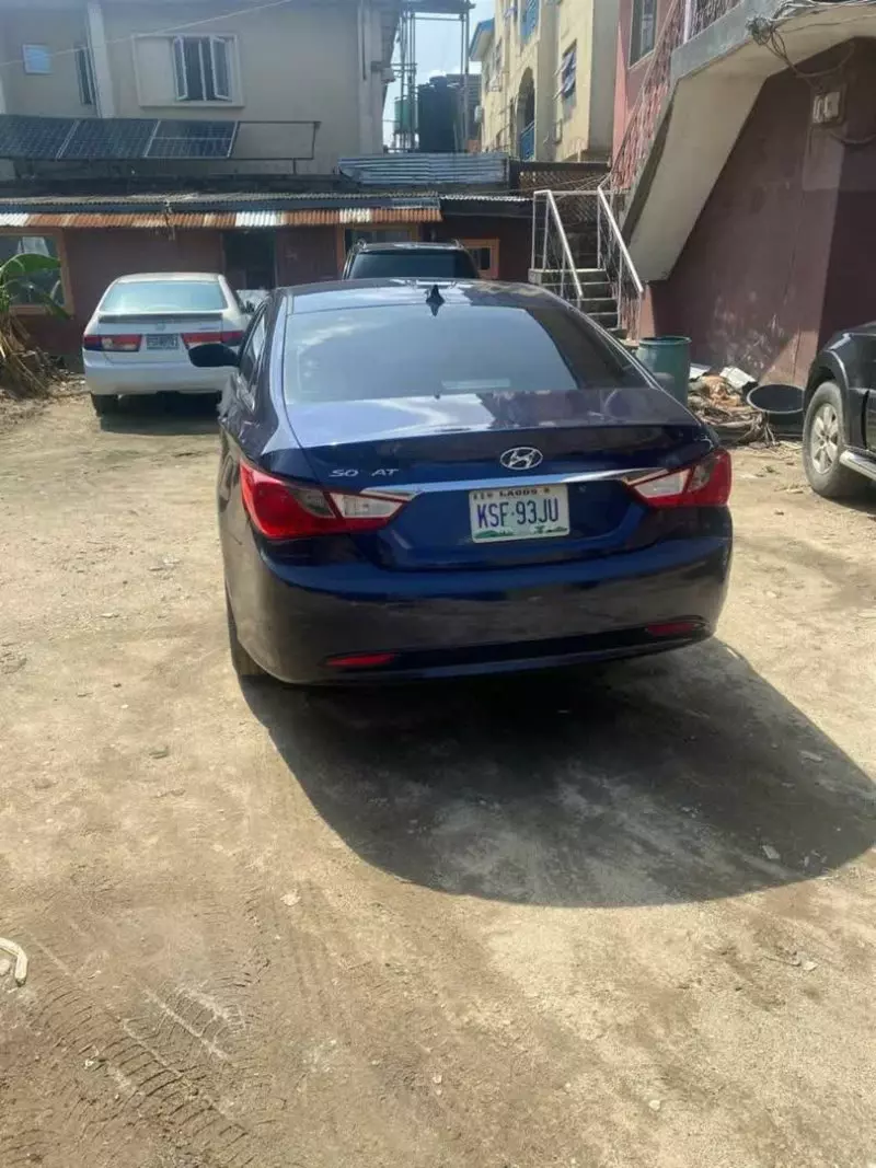 Hyundai Sonata   - 2011