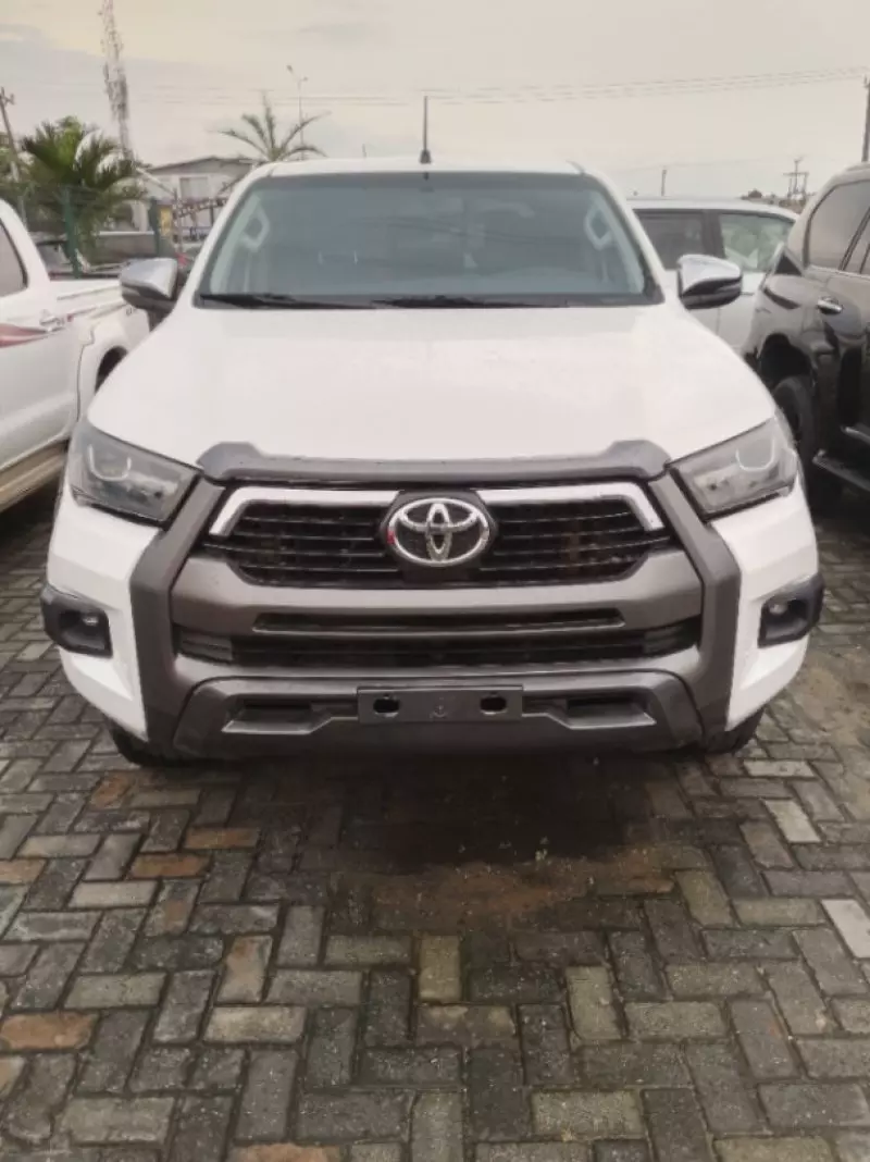 Toyota Hilux Revo    - 2019