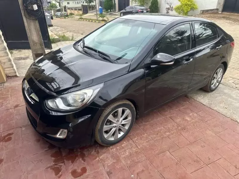Hyundai Accent   - 2011