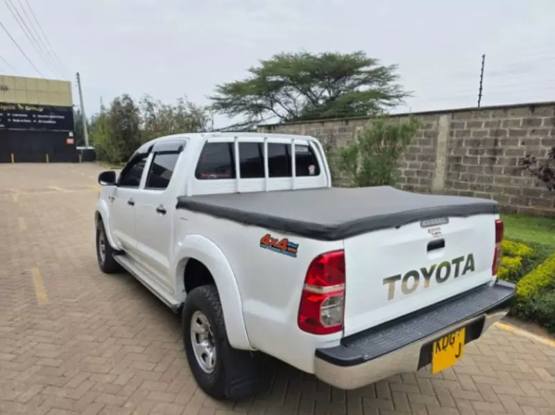 Toyota Hilux   - 2014