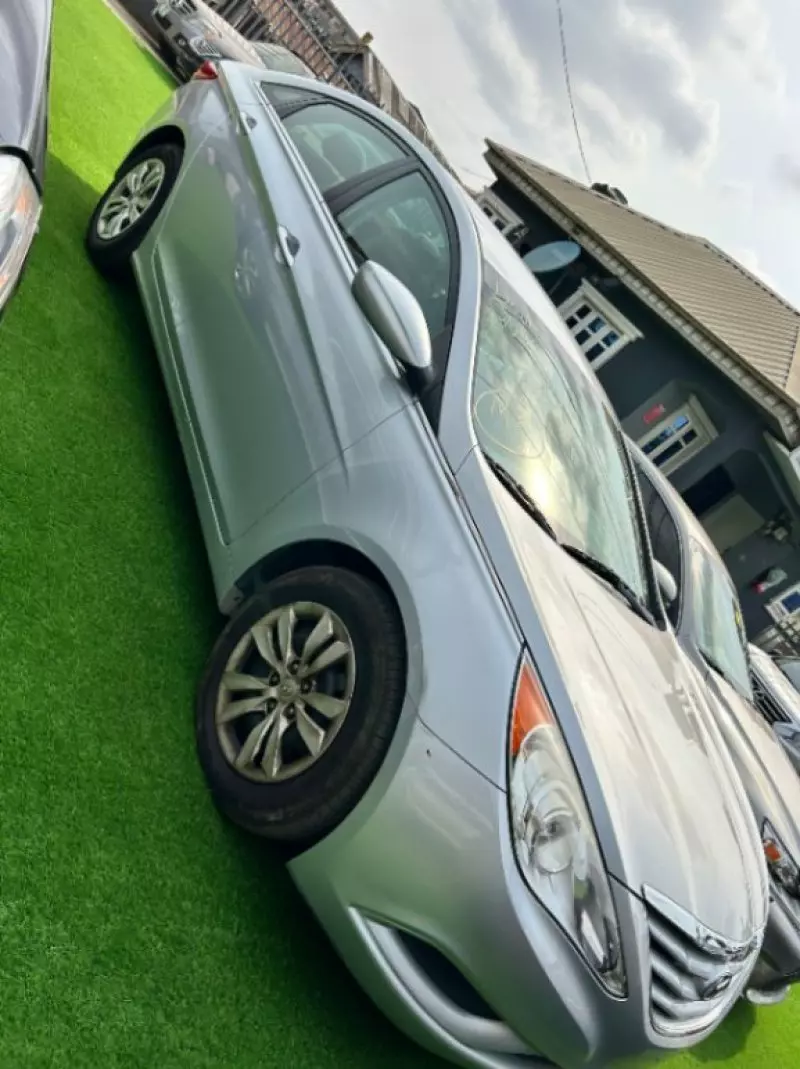 Hyundai Sonata   - 2012